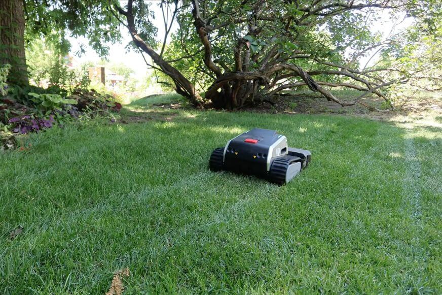 Lymow One Plus Mähroboter mit zwei rotierenden Vollstahl-Messern beim Mähen wird das Schnittbild im Test gezeigt